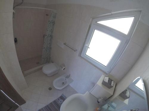 博尔什Villa Goxhi的享有带卫生间的浴室和窗户的上方景致