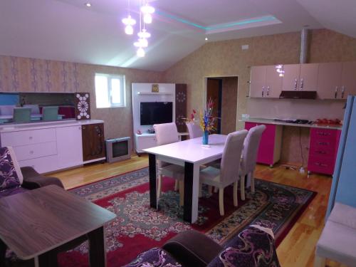 舍基Tubram S Ailəvi Qonaq Evi的厨房以及带桌椅的用餐室。