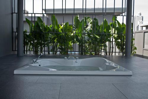 曼谷艾萨奴克酒店的一间浴室