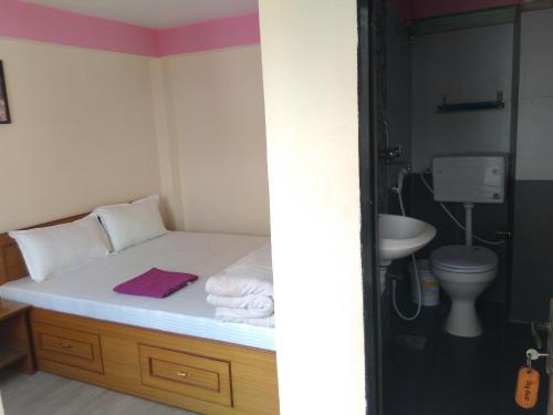 巴克塔普尔Big Bell Guest House的小房间设有床和卫生间