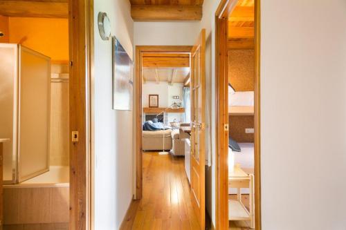 GessaLuderna - Apartamento Orri A4的走廊通往客厅和卧室
