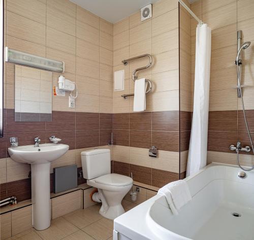 阿德勒Barkhatnye Sezony Sportivny Kvartal Resort的浴室配有卫生间、盥洗盆和浴缸。