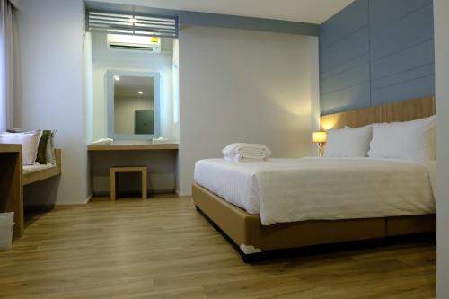 清迈清迈P21酒店的酒店客房,配有床和镜子
