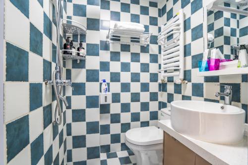 郑州郑州市惠济区·省体育中心·路客精品公寓·00161400的浴室铺有蓝色和白色的格子瓷砖