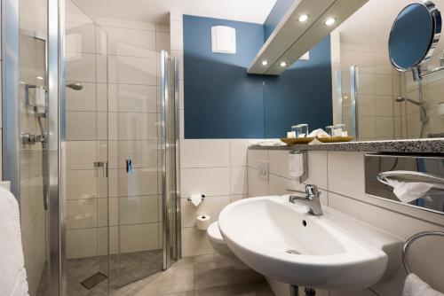 瓦尔内明德戈德温酒店的一间带水槽和淋浴的浴室