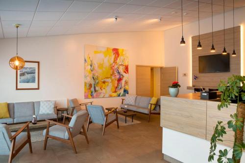 Haukadalur古斯佛酒店的医院里的一个有椅子和桌子的等候室