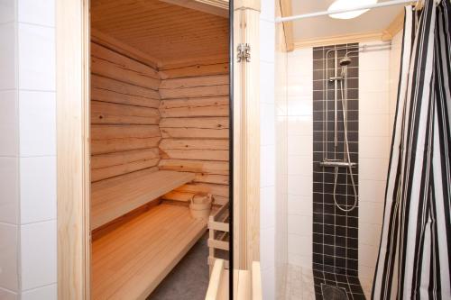 菲奈斯达伦Timmervillan的浴室设有带淋浴的木制桑拿浴室