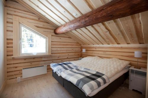 菲奈斯达伦Timmervillan的小木屋内一间卧室,配有一张床
