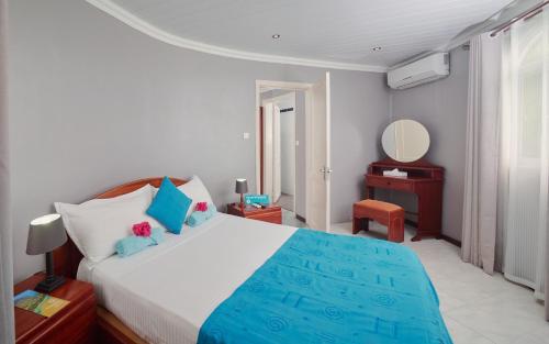 弗利康弗拉克金海滩度假酒店的一间卧室配有一张大床和镜子