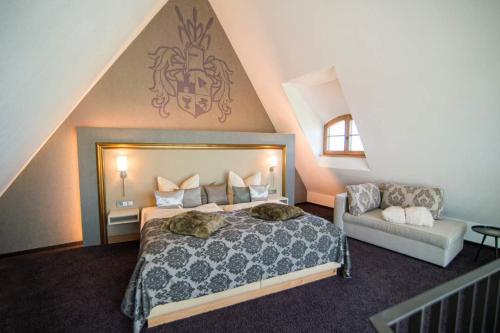 科尔姆贝格伯格库姆贝格酒店的一间卧室配有一张大床和一张沙发