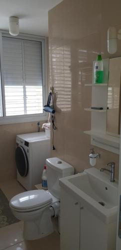 内坦亚2 BDR Nitza appartment with balkony的浴室配有白色卫生间和盥洗盆。