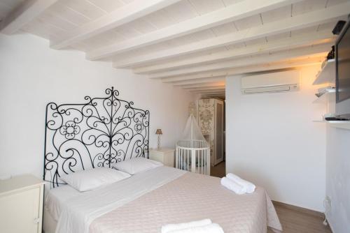 米克诺斯城Beautiful Apartment With Amazing View, In Mykonos Old Town的卧室配有白色床和黑白床头板