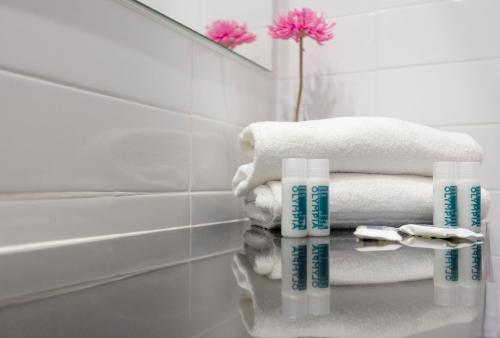 瓦伦西亚奥林匹亚大学酒店的浴室设有毛巾、柜台和镜子