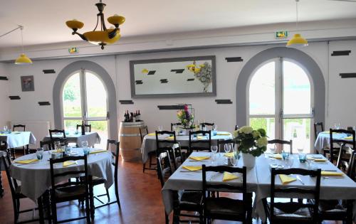 拉马尔克蓬塔克奥贝格比恩比格雷酒店的用餐室设有桌椅和窗户。