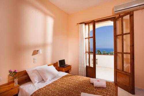 斯加雷塔巴比斯酒店的一间卧室设有一张床,享有海景
