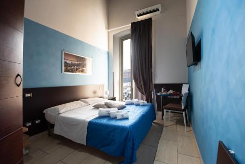 那不勒斯那不勒斯住宿加早餐旅馆的酒店客房设有床和窗户。