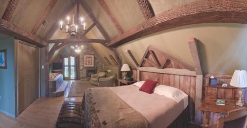 埃夫拉塔Twin Pine Manor的一间卧室,卧室内配有一张大床