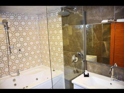 ÇankırıAKBAK OTEL的带淋浴、浴缸和盥洗盆的浴室