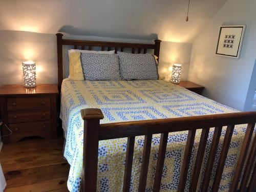 贝菲尔德Lucy's Place的一间卧室配有一张带蓝色和白色棉被的床