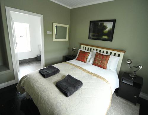 杜林The Old Cottage的一间卧室配有一张大床和两个枕头