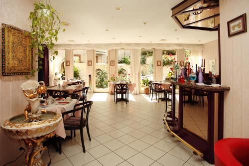 特里尔阿斯托利亚酒店的一间在房间内配有桌椅的餐厅