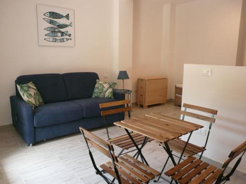 蒙特罗索阿尔马雷Cà Lea,2 Minuti dalla Spiaggia di Monterosso的客厅配有沙发和桌椅