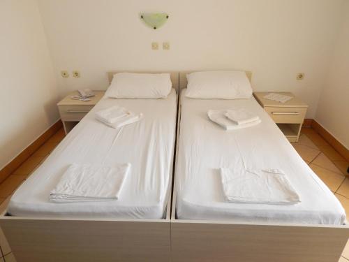 帕格弗拉恩宾馆的客房内的两张床和白色床单