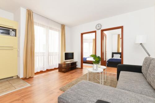 布达佩斯罗尔德公寓的带沙发和电视的客厅