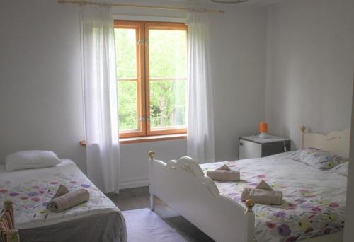 SalinõmmePaadi puhkemaja的一间卧室设有两张床和窗户。