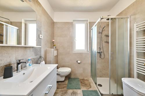 布罗托尼贾Apartment Ana的浴室配有盥洗盆、卫生间和淋浴。