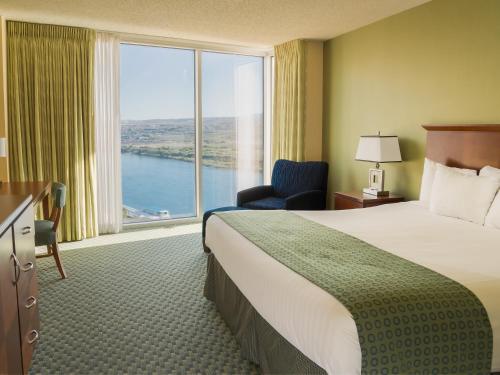 水瓶座赌场度假酒店客房内的一张或多张床位