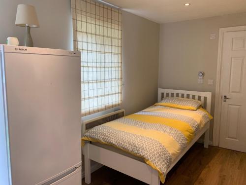 史丹摩Studio的一间小卧室,配有床和窗户