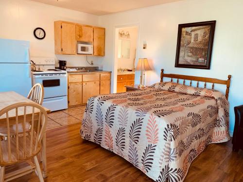 夏洛特顿Fair Isle Motel的一间卧室配有一张床和一间厨房