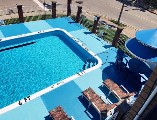 尼亚加拉瀑布奥林匹亚汽车旅馆的一个带椅子的游泳池