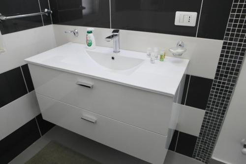 拉古萨Casa Felice的浴室配有白色水槽和淋浴。