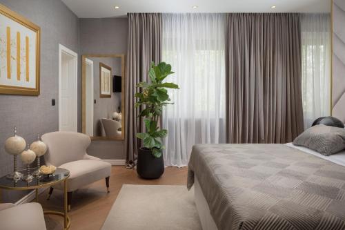 斯普利特Five Elements Luxury Rooms的卧室配有1张床、1张桌子和1把椅子