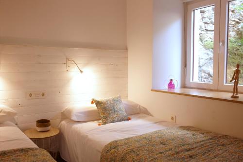 雷凯蒂奥TALA FLAT的一间卧室设有两张床和窗户。