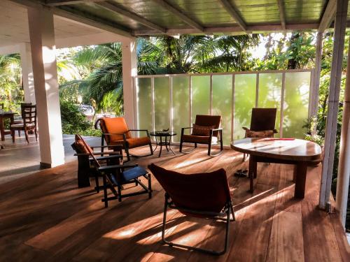 MalenaHotel Heliconia Panamá的露台设有桌椅