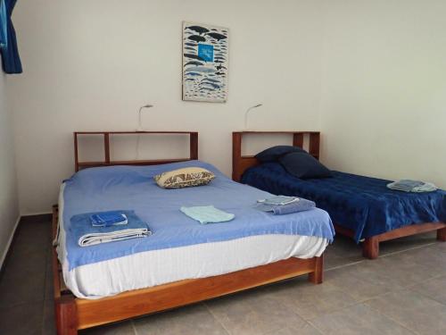MalenaHotel Heliconia Panamá的客房内的两张床和毛巾