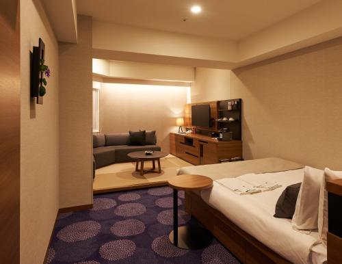 东京龙名馆东京酒店的酒店客房,配有床和沙发