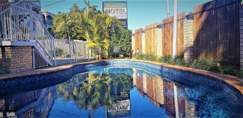 黄金海岸利马索尔汽车旅馆的水中反射的游泳池