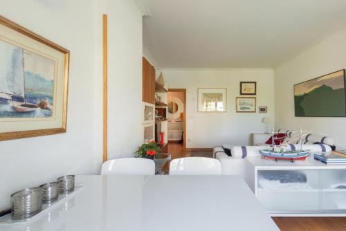 圣塞瓦斯蒂安Ondarreta Beach & Terrace的客厅配有白色的桌子和椅子