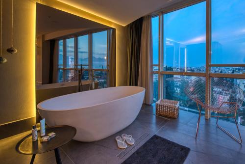 安塔利亚阿卡家园公寓式酒店的一间带大浴缸和大窗户的浴室