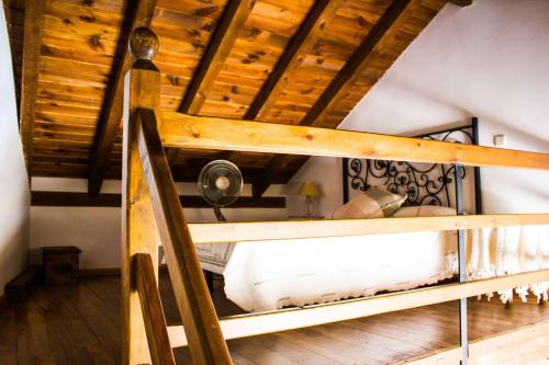 洛索亚河畔布伊特拉戈埃尔安德罗亚酒店的配有木制天花板的客房内的一张双层床