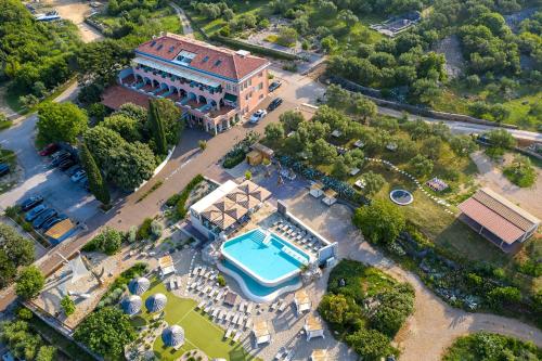 普纳特卡纳吉特酒店的享有大厦空中美景,设有游泳池