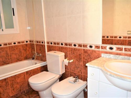 库尼特Villa Service - Thalassa的一间带卫生间和水槽的浴室