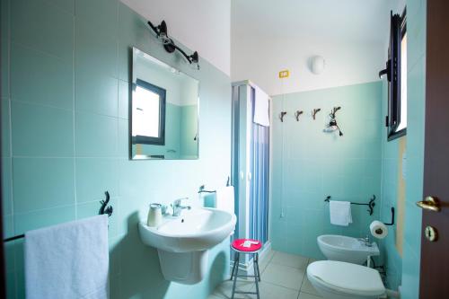 巴里萨尔多斯特拉迪雷斯特住宅酒店的一间带水槽、卫生间和镜子的浴室