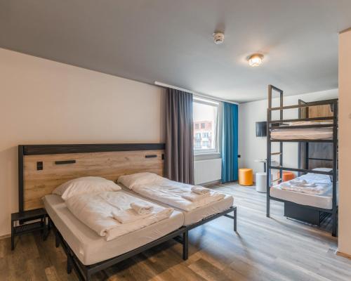 柏林柏林中央火车站A&O经济型连锁酒店的一间卧室配有一张床和一张双层床。