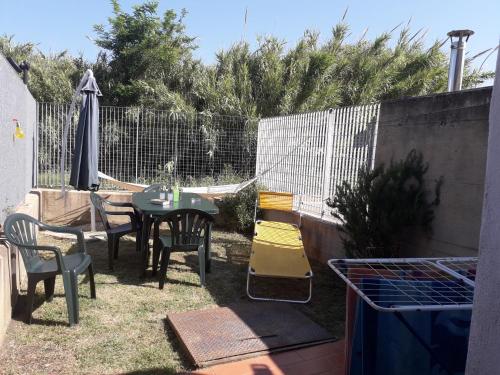 福洛尼卡Fresca e comoda的后院配有桌椅和围栏