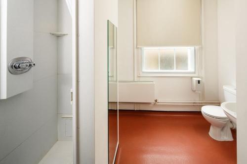 剑桥剑桥基督学院住宿加早餐旅馆的一间带卫生间和水槽的浴室